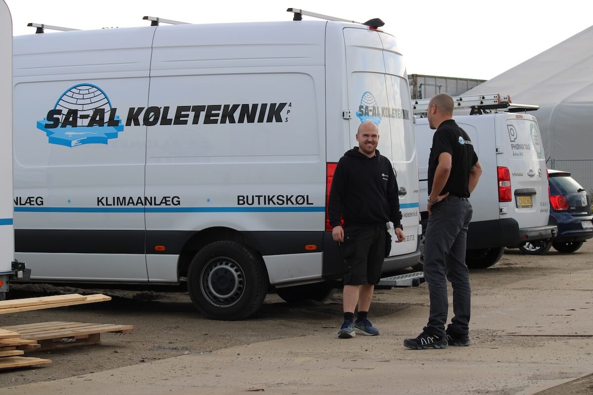To SA-AL Køleteknik medarbejdere og bil