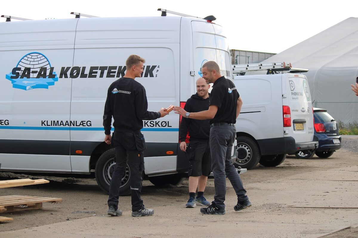 tre SA-AL K&oslash;leteknik medarbejdere der snakker ved bil