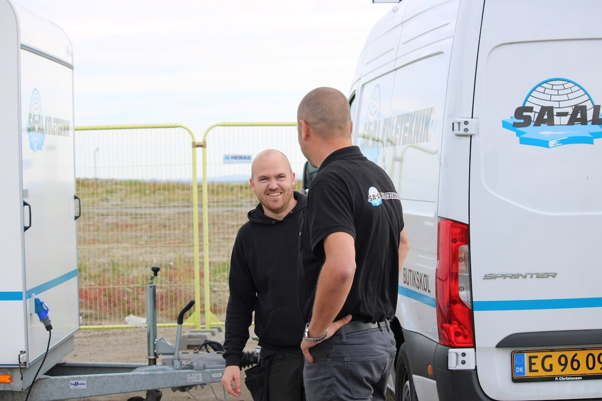 To SA-AL K&oslash;leteknik medarbejdere ved firmabil